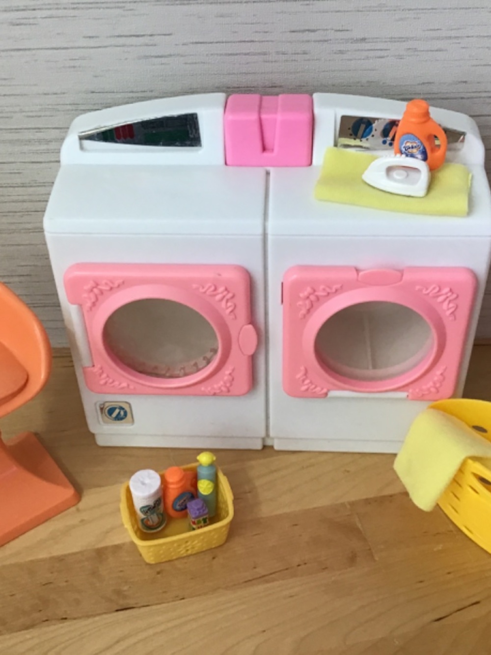 Barbie Doll Laundry Machine and Accessories - Picture 4 of 10